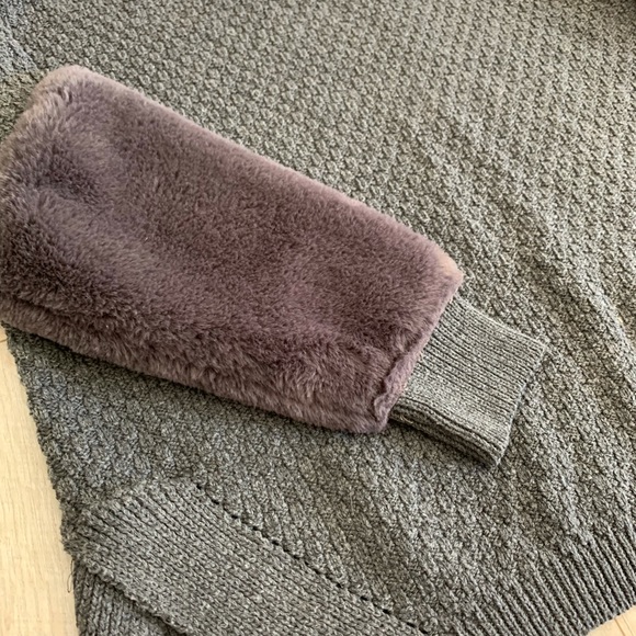 Sweater with Faux Fur accents - Picture 2 of 2